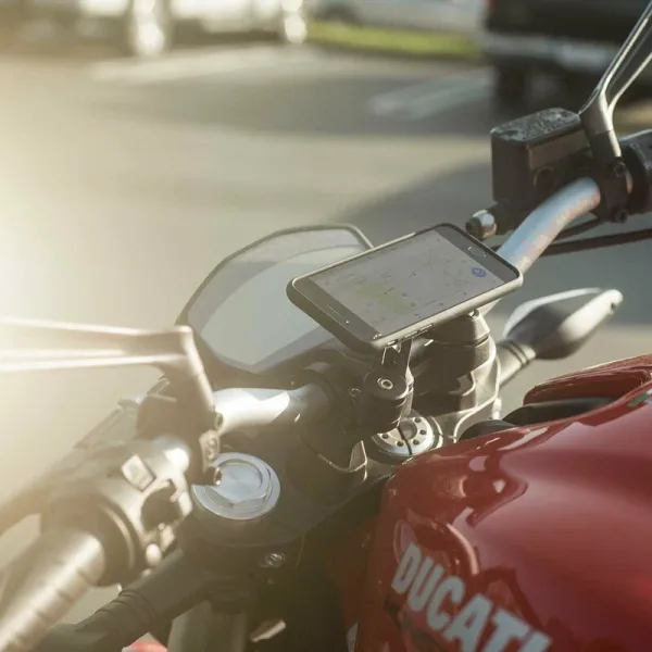Pack complet SP-CONNECT Moto Bundle fixé sur guidon iPhone 12 Pro Max