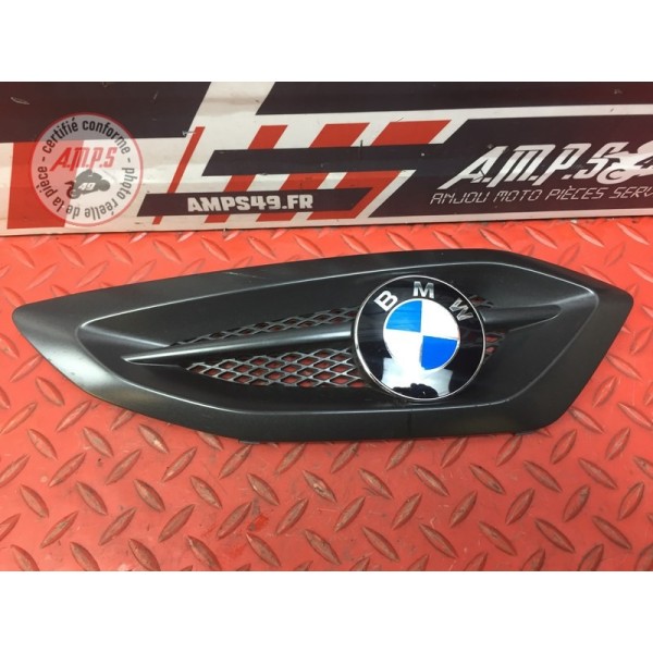 Grille sur flanc de carénage gauche 