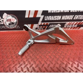 Platine repose pied passager droite 