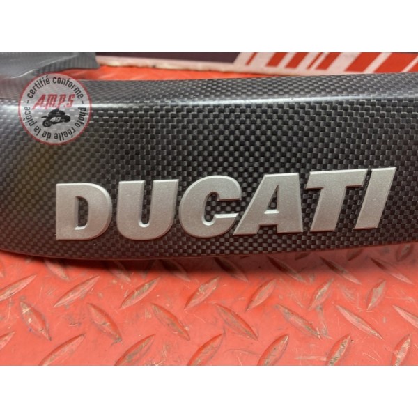 Cache plastique avant droit carbone 