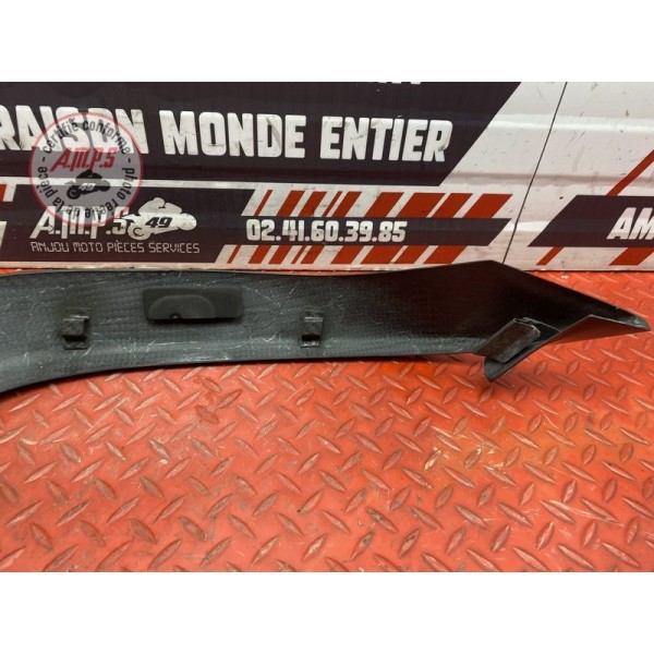 Cache plastique avant droit carbone 