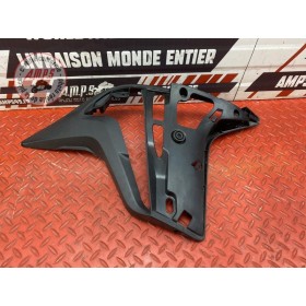 Cache plastique sur flanc de carenage droit 