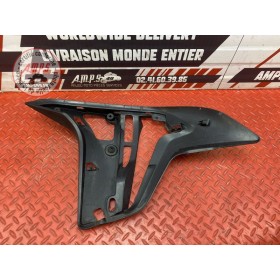 Cache plastique sur flanc de carenage droit 