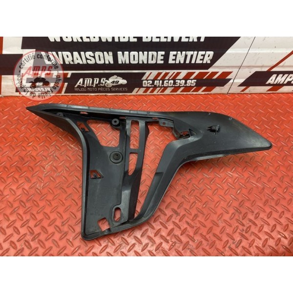 Cache plastique sur flanc de carenage droit 