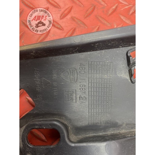 Cache plastique sur flanc de carenage droit 