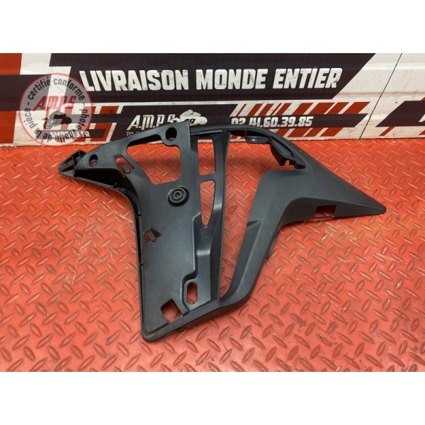 Cache plastique sur flanc de carenage gauche