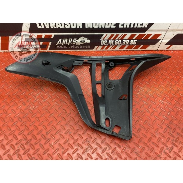 Cache plastique sur flanc de carenage gauche 