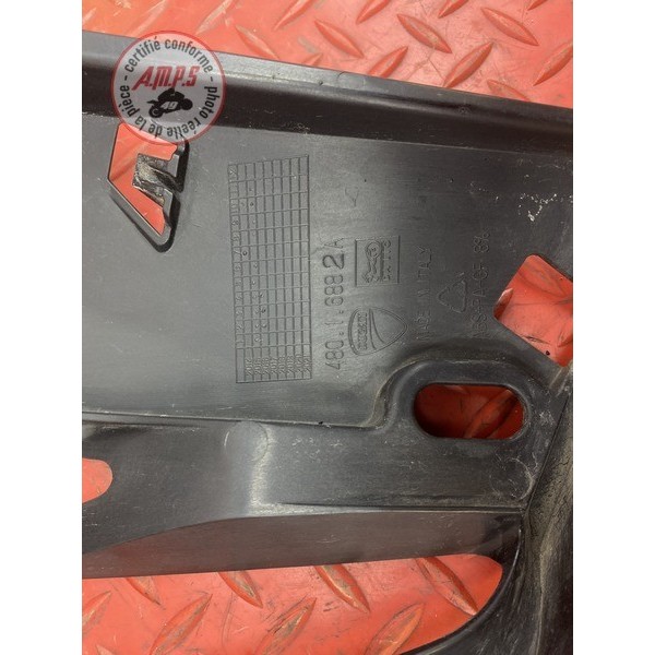 Cache plastique sur flanc de carenage gauche 