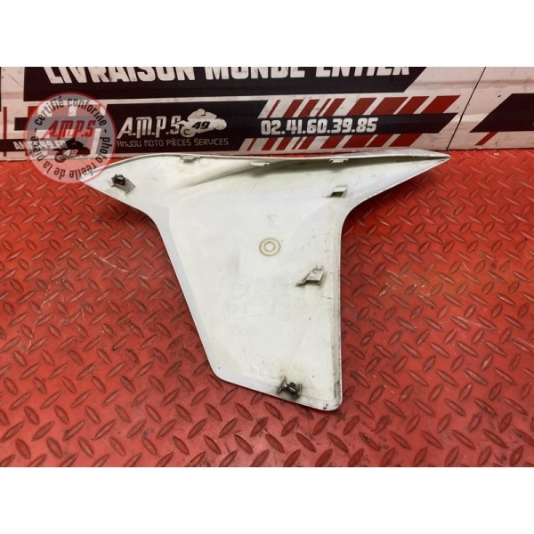 Cache sur flanc de carenage gauche 