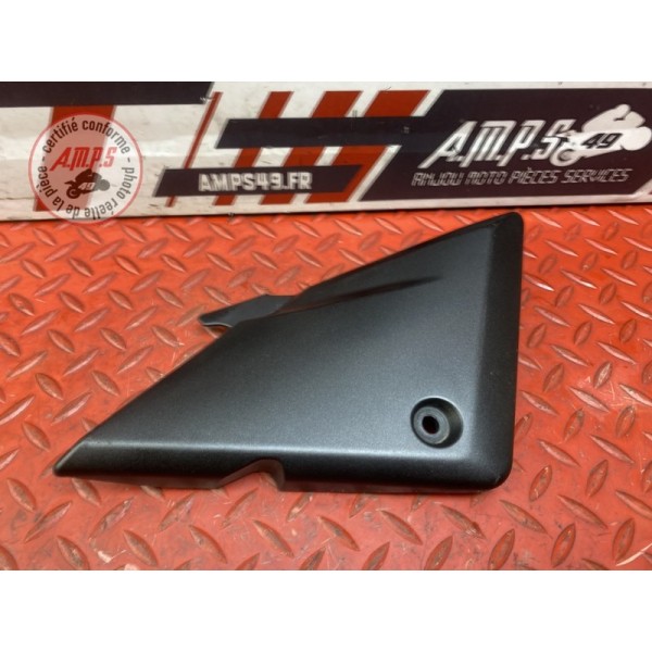 Cache plastique sous selle droit