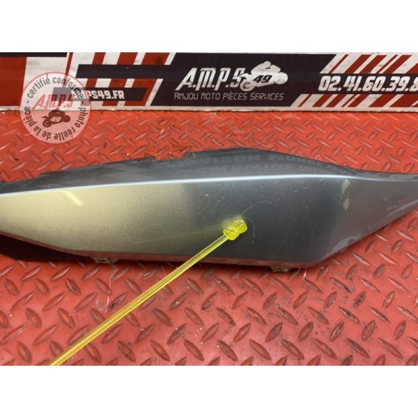 Cache plastique sous selle droit 