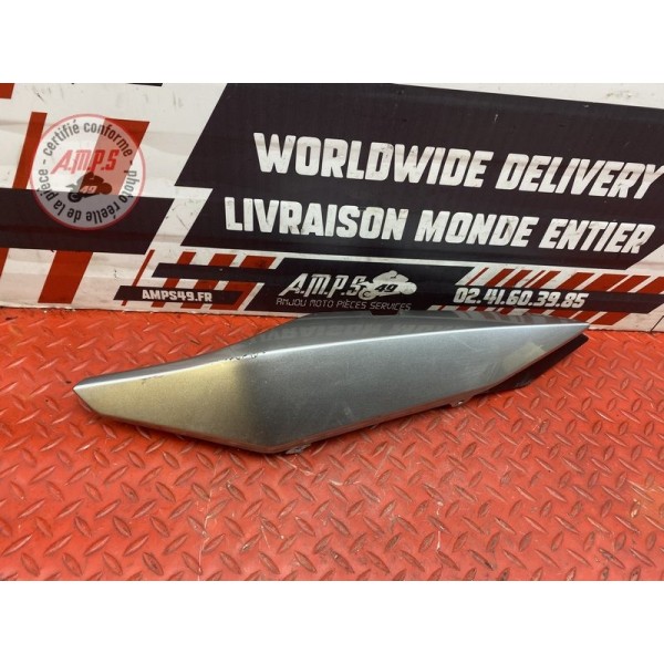 Cache plastique sous selle gauche 