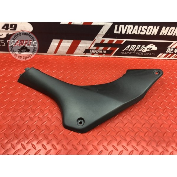 Cache plastique sous selle droit