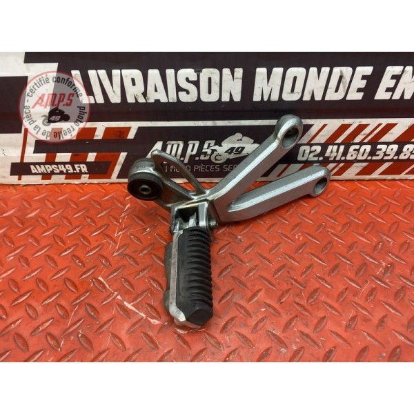 Platine repose pied passager droite 