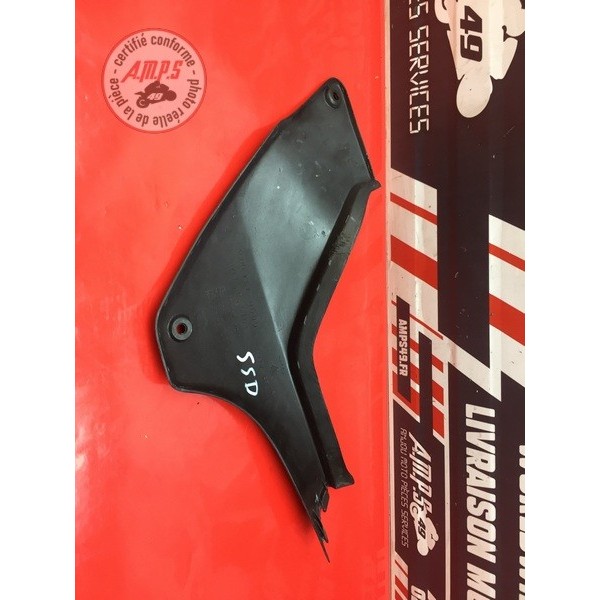 Cache plastique sous selle droit 