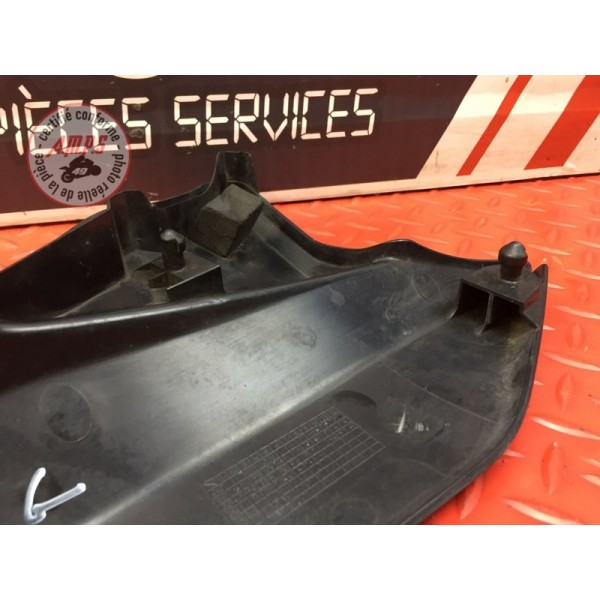 Cache plastique sous selle gauche 