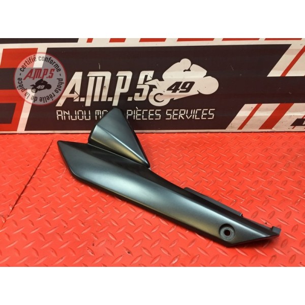 Cache plastique sous selle gauche 