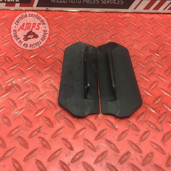 Support plastique pour bas de garde boue av D+G 