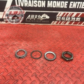 Entretoise d axe de roue arriere + ecrou cote gauche 