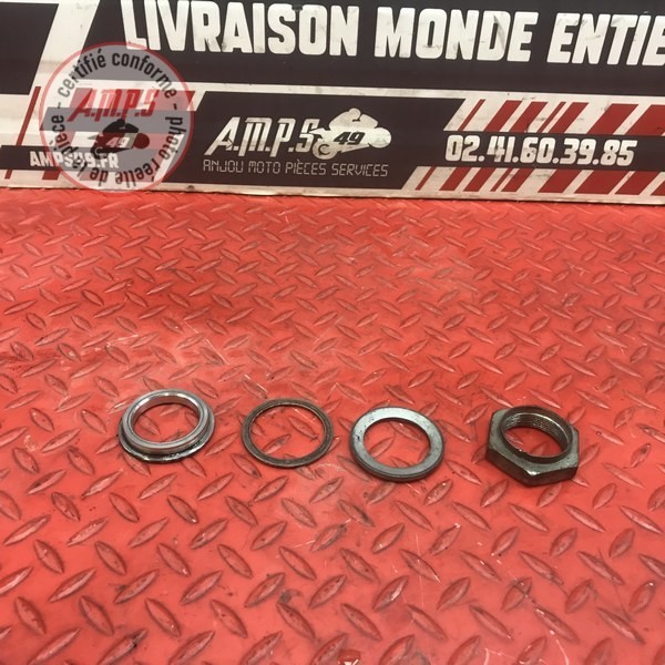 Entretoise d axe de roue arriere + ecrou cote gauche 