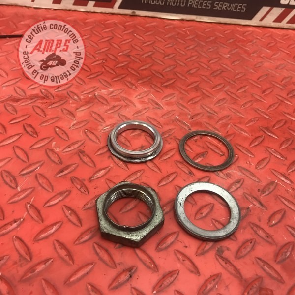 Entretoise d axe de roue arriere + ecrou cote gauche 