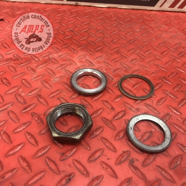 Entretoise d axe de roue arriere + ecrou cote gauche 