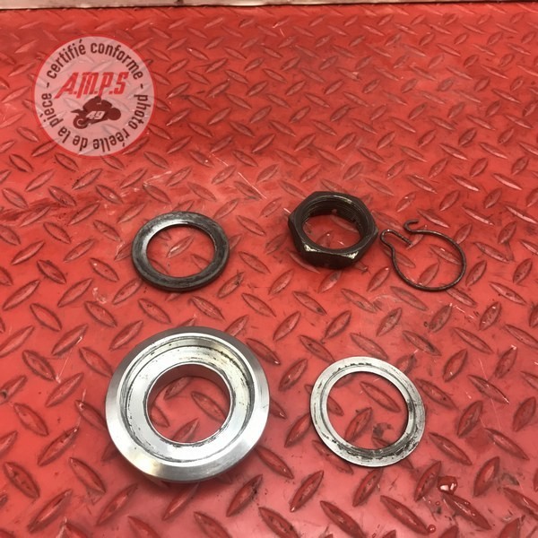 Entretoise d'axe de roue arriere +ecrou cote droit 