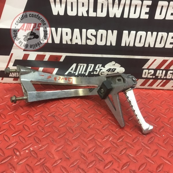 Platine repose pied passager droite 