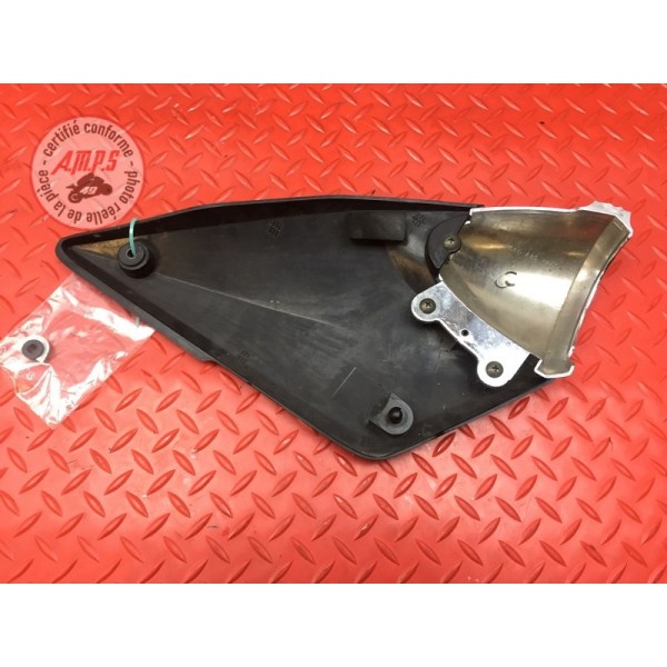 Cache sous reservoir droit 