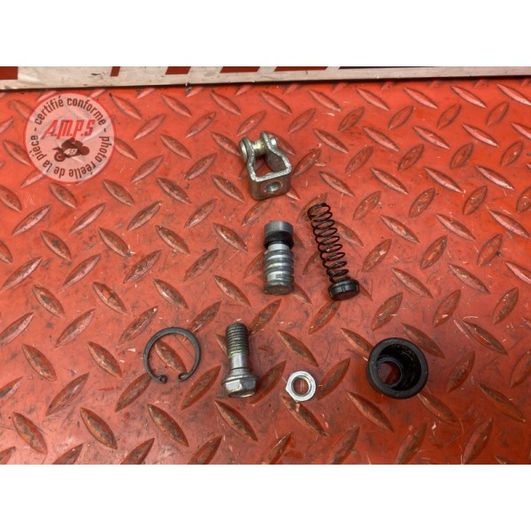 Kit pour maitre cylindre de frein arriere 