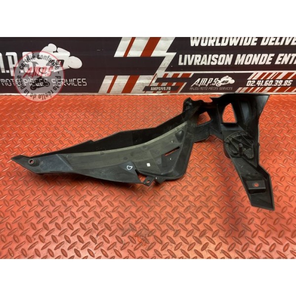 Cache sur flanc de carénage droit 