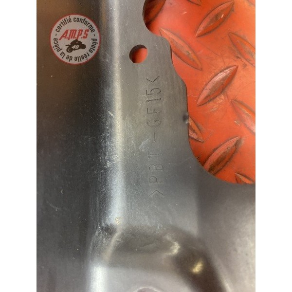 Cache plastique sur couvre culasse 