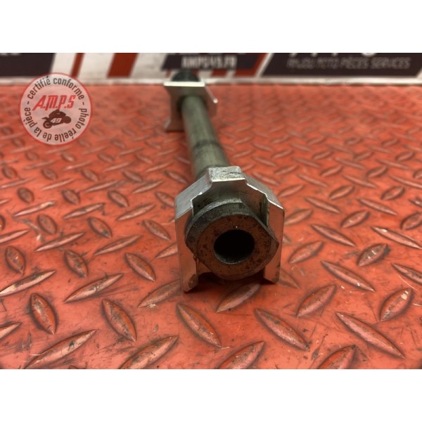 Axe de roue arriere 