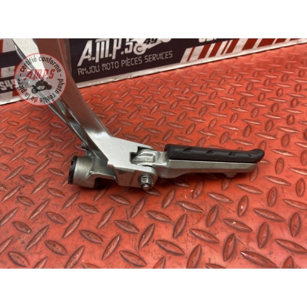Platine repose pied passager droite 