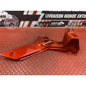 Cache plastique sous selle droit 