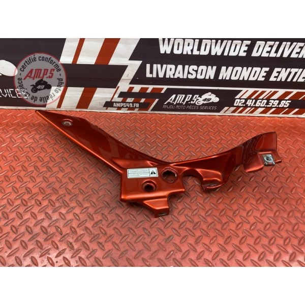 Cache plastique sous selle gauche 