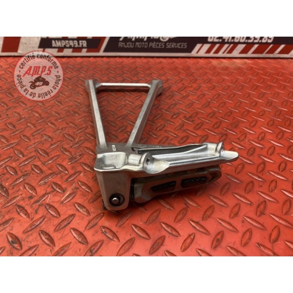 Platine repose pied passager droite 