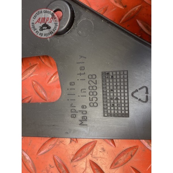 Cache sur flanc de carénage droit 