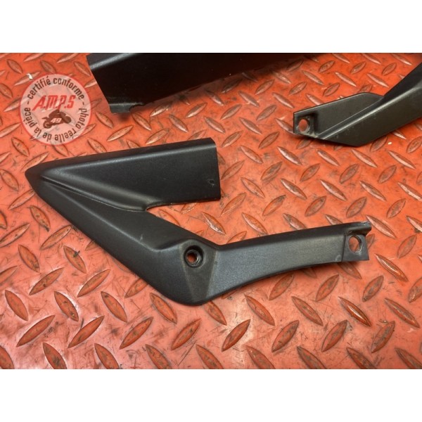 Cache sur flanc de carénage droit 