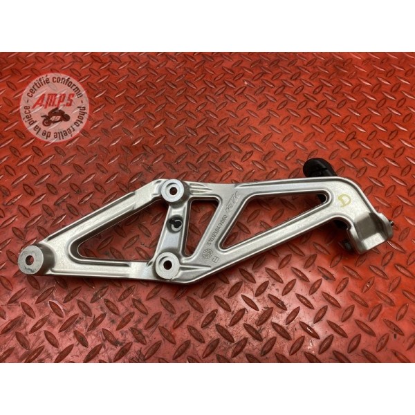 Platine repose pied passager droite 