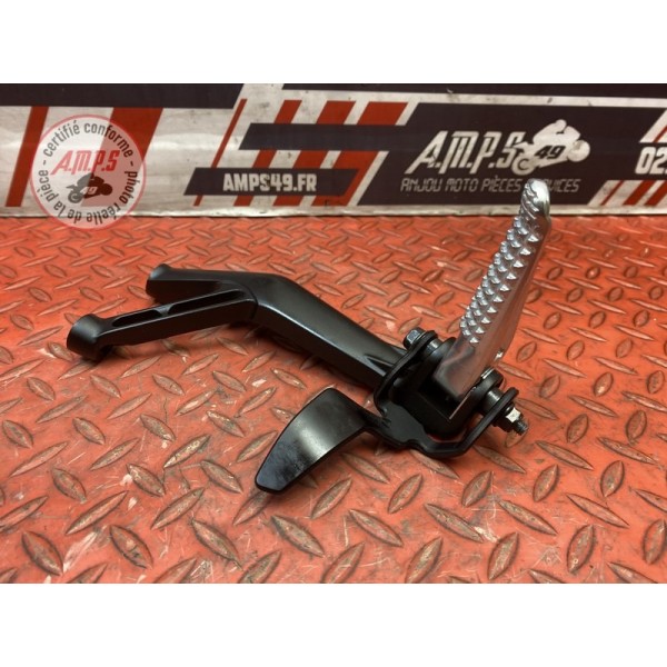 Platine repose pied passager droite 
