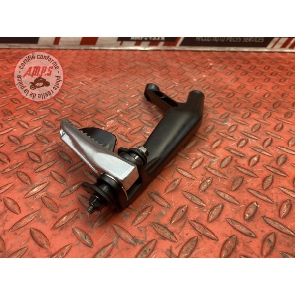 Platine repose pied passager droite 