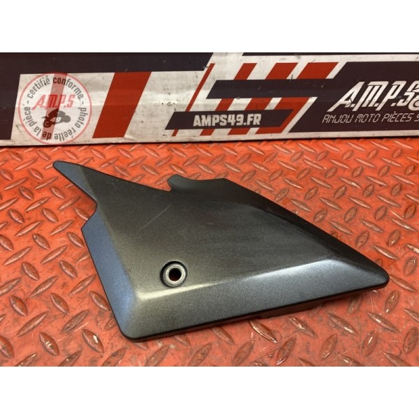 Cache plastique sous selle droit 