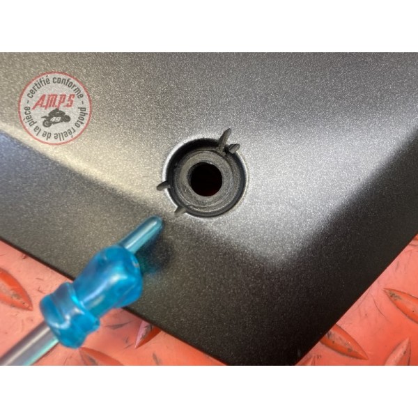 Cache plastique sous selle gauche 