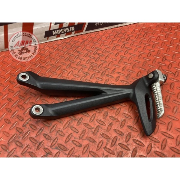 Platine repose pied passager droite 675 Street Triple 2013 à 2016 