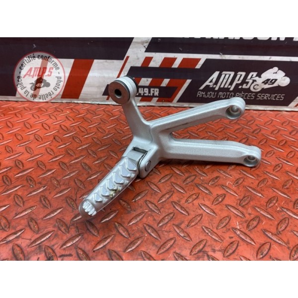 Platine repose pied passager droite 