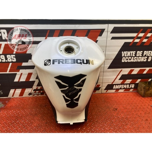 Réservoir avec les plastiques 