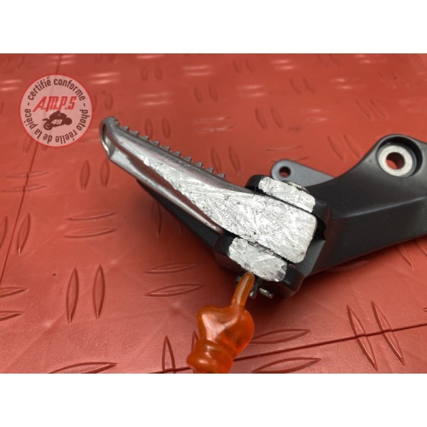 Platine repose pied passager droite 