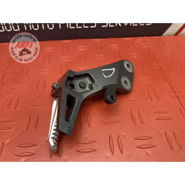 Platine repose pied passager droite 