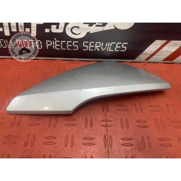 Cache plastique sur tete de fourche gauche 